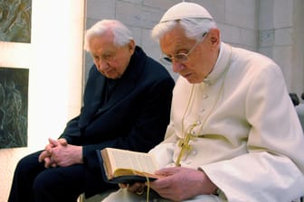 Papst Benedeikt XVI. mit seinem Bruder Georg (links): Georg Ratzinger ist im Alter von 96 Jahren gestorben.