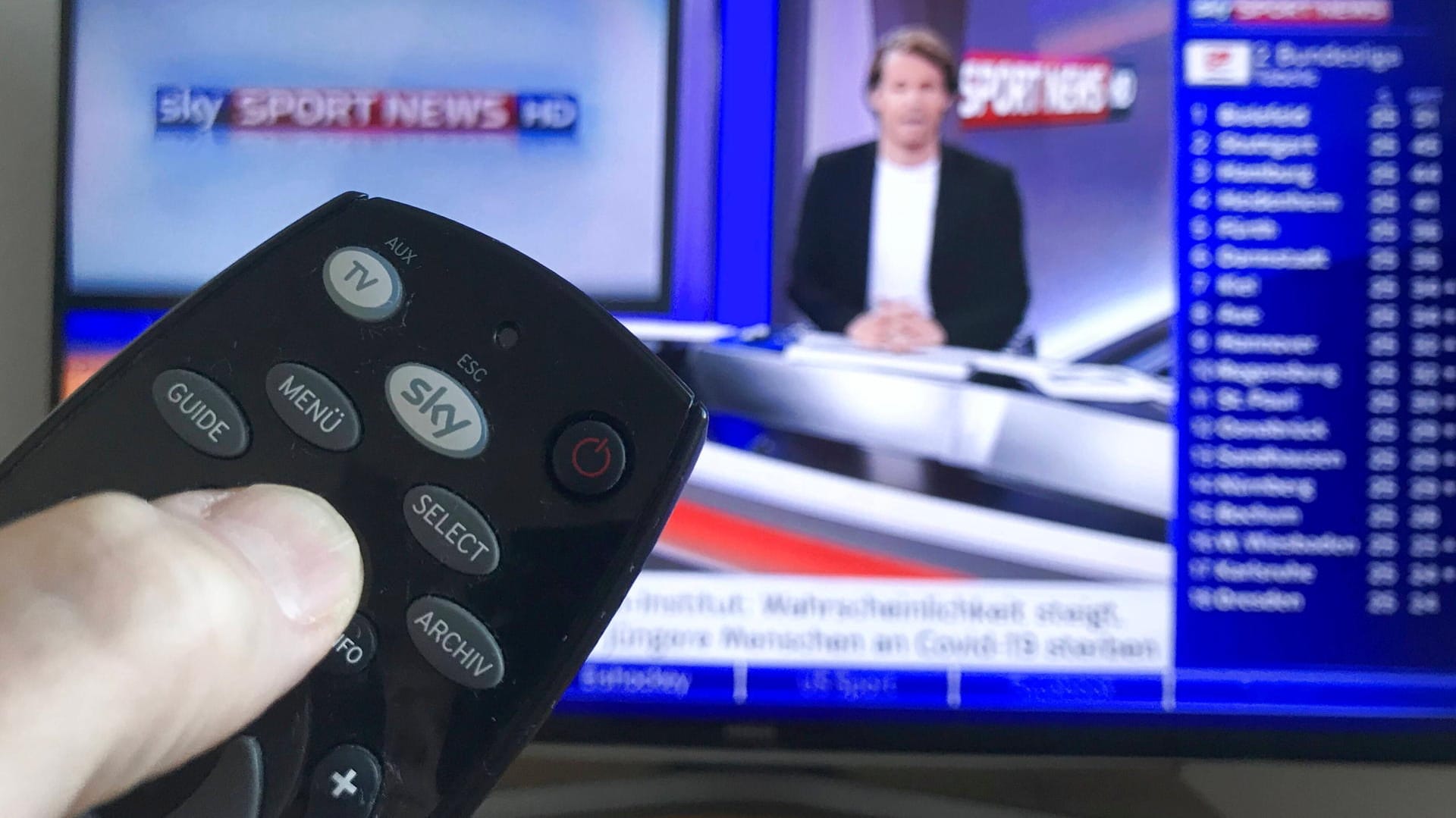 Der Pay-TV-Sender Sky auf einem Fernseher: Ein neues Abo-Modell soll mehr Flexibilität bieten.