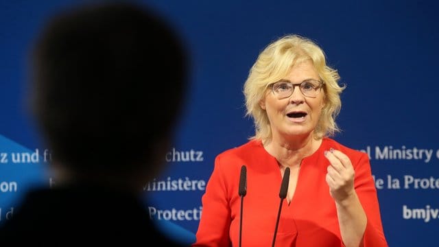 "Kein Täter darf sich vor Entdeckung sicher fühlen": Christine Lambrecht. "Kein Täter darf sich vor Entdeckung sicher fühlen": Christine Lambrecht.