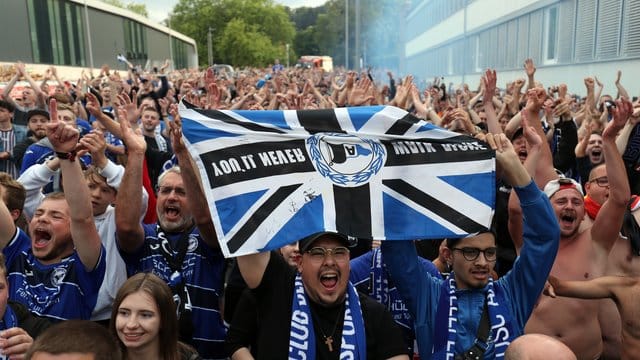 Bis zu 3000 Fans feierten vor der SchücoArena den Bundesliga-Aufstieg von Arminia Bielefeld.