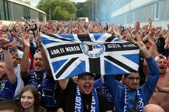 Bis zu 3000 Fans feierten vor der SchücoArena den Bundesliga-Aufstieg von Arminia Bielefeld.