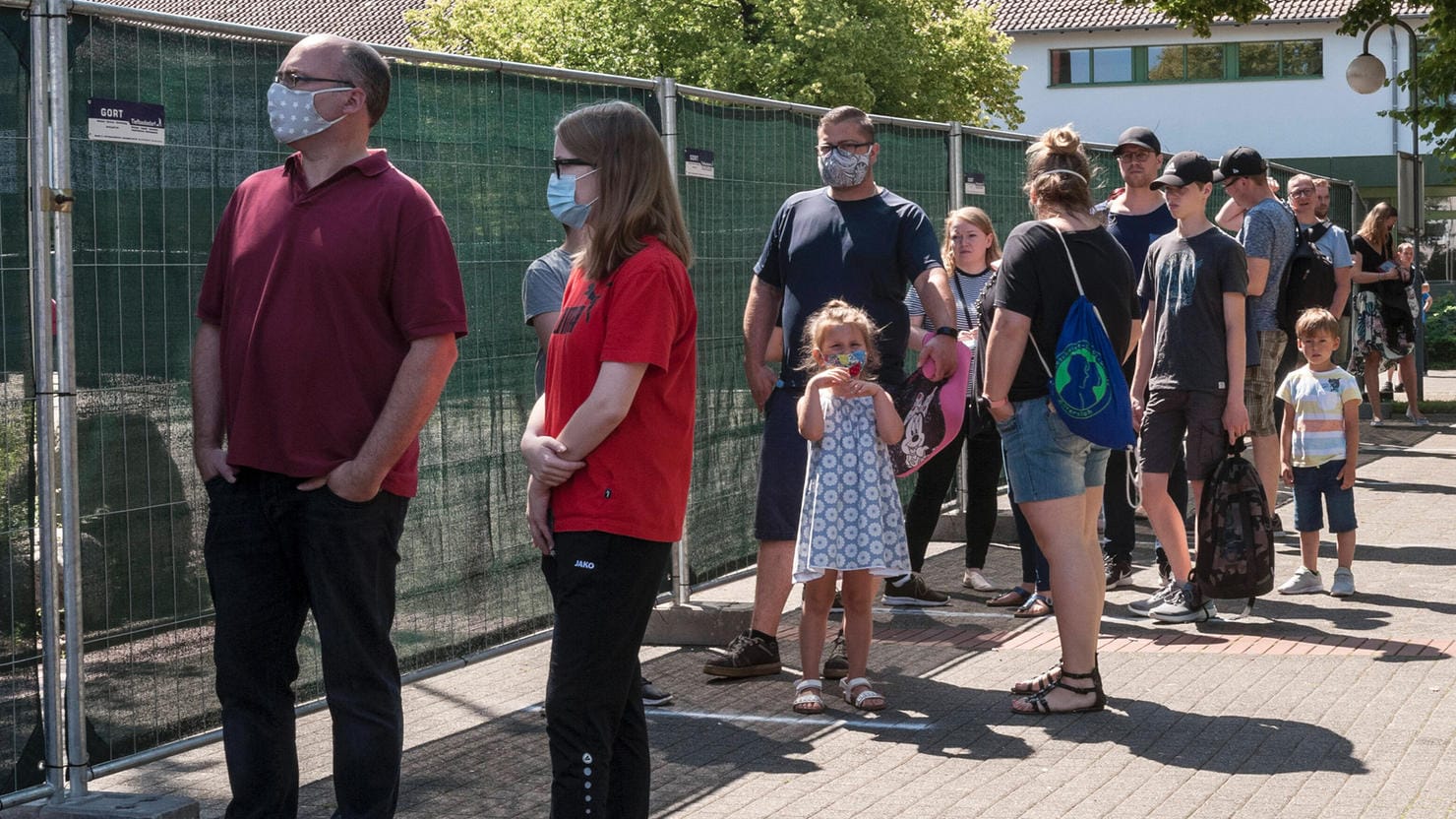 Großer Andrang vor dem Corona-Testzentrum: Im Kreis Gütersloh herrschen nach dem Ausbruch in der Fleischfabrik Tönnies wieder strenge Corona-Maßnahmen.