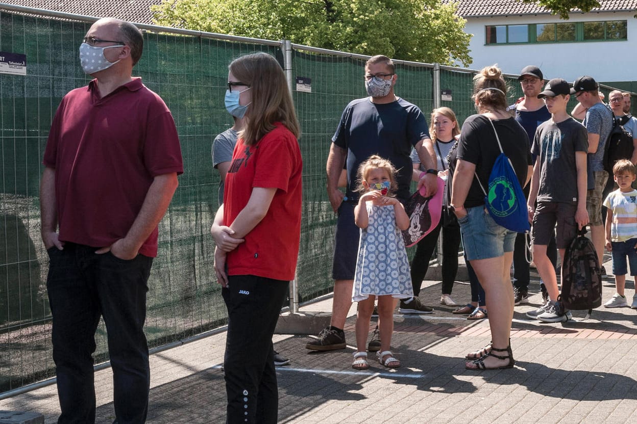 Großer Andrang vor dem Corona-Testzentrum: Im Kreis Gütersloh herrschen nach dem Ausbruch in der Fleischfabrik Tönnies wieder strenge Corona-Maßnahmen.