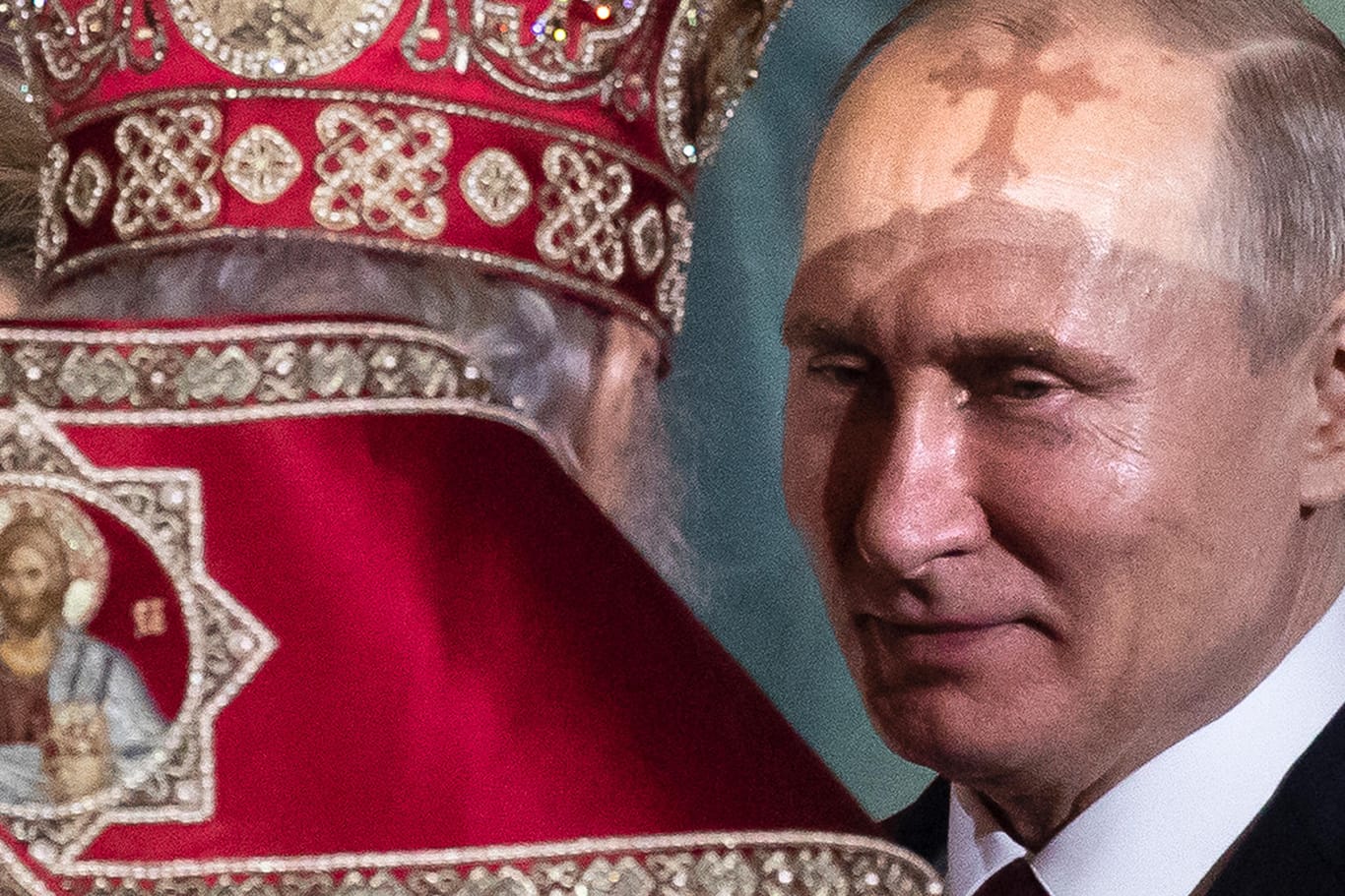 Wladimir Putin beim Ostergottesdienst im April 2019: Der russische Präsident hat mit der Verfassungsänderung auch die Rolle des christlich-orthodoxen Glaubens in Russland gestärkt.