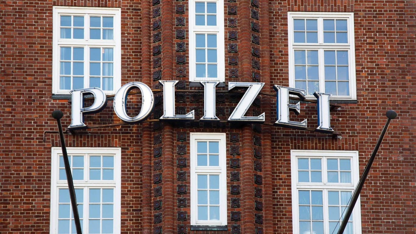 An einer Fassade steht "Polizei": Die Hamburger Polizei hat eine Postkarte veröffentlicht – auf Twitter wird über die Echtheit spekuliert.