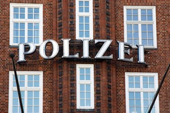 An einer Fassade steht "Polizei": Die Hamburger Polizei hat eine Postkarte veröffentlicht – auf Twitter wird über die Echtheit spekuliert.