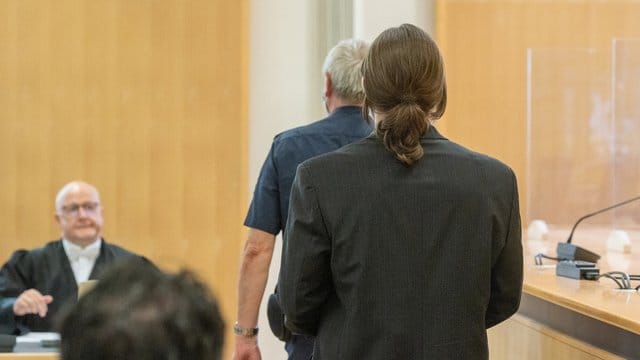 Der Angeklagte (r) geht in den Verhandlungssaal des Landgerichts. Der Angeklagte (r) geht in den Verhandlungssaal des Landgerichts.