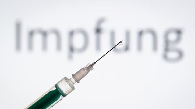 Eine Spritze wird vor einen Schriftzug "Impfung" gehalten (Symbolbild): Das Mainzer Unternehmen Biontech testet in Deutschland und den USA neue Impfstoffe gegen das Coronavirus. Eine Spritze wird vor einen Schriftzug "Impfung" gehalten (Symbolbild): Das Mainzer Unternehmen Biontech testet in Deutschland und den USA neue Impfstoffe gegen das Coronavirus.