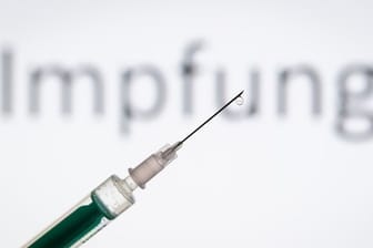 Eine Spritze wird vor einen Schriftzug "Impfung" gehalten (Symbolbild): Das Mainzer Unternehmen Biontech testet in Deutschland und den USA neue Impfstoffe gegen das Coronavirus.