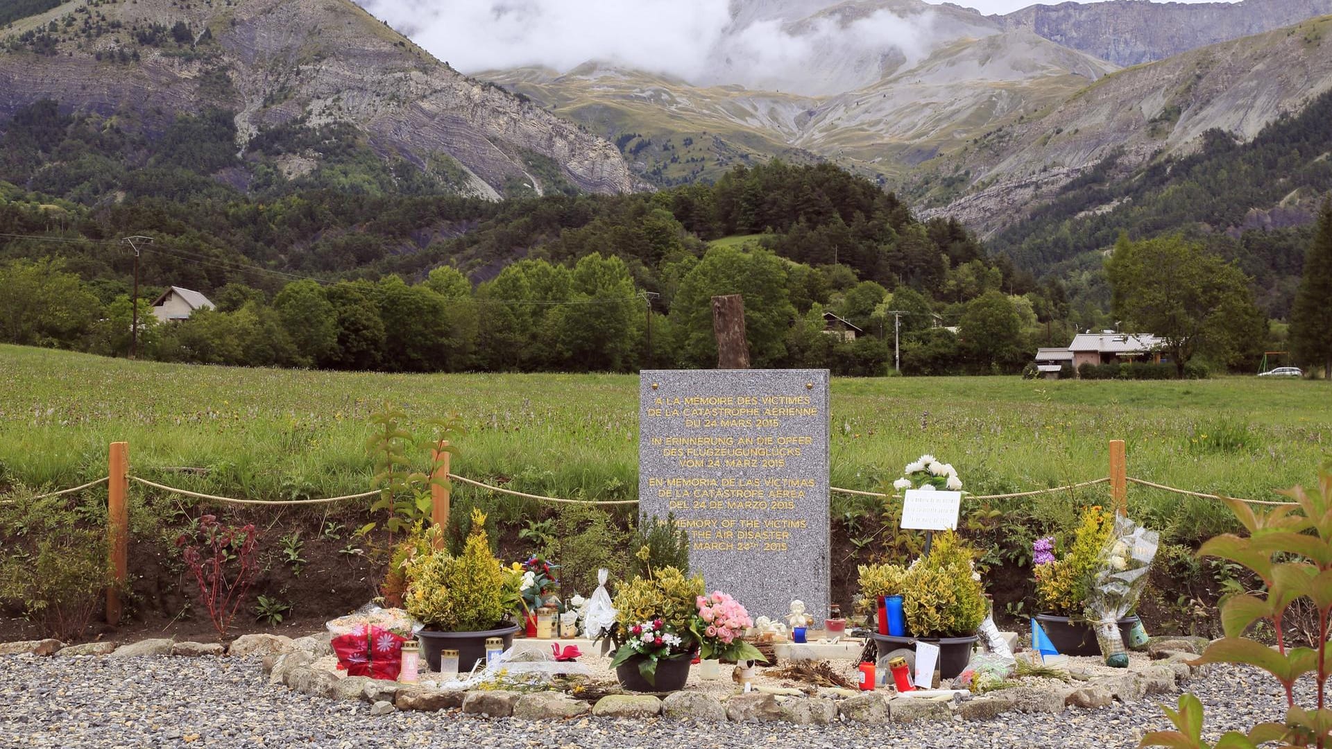 Gedenkstätte für die Opfer des Germanwings-Absturzes in den französischen Alpen. Gedenkstätte für die Opfer des Germanwings-Absturzes in den französischen Alpen.