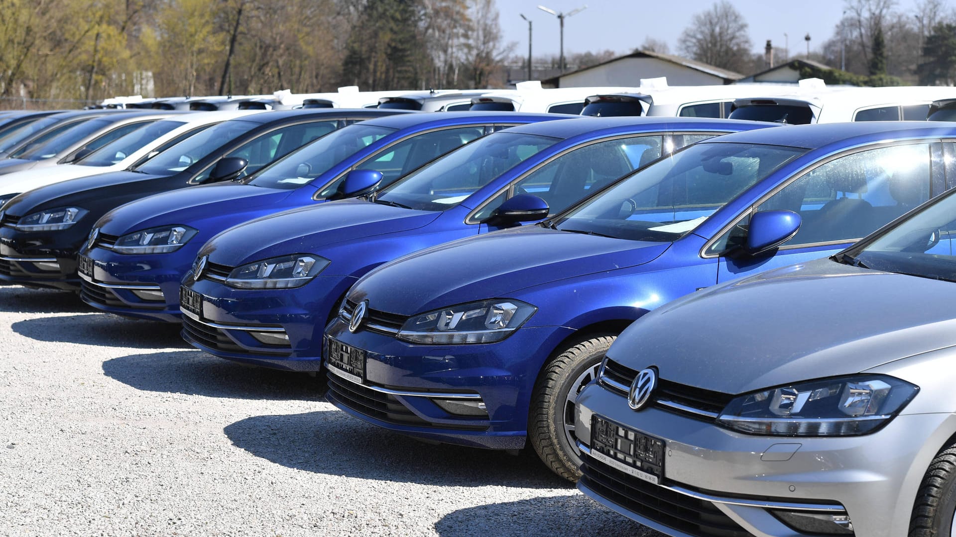 Warten auf Käufer: Um mehr Autos abzusetzen, schenken viele Hersteller ihren Kunden die Mehrwertsteuer.