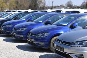 Warten auf Käufer: Um mehr Autos abzusetzen, schenken viele Hersteller ihren Kunden die Mehrwertsteuer.