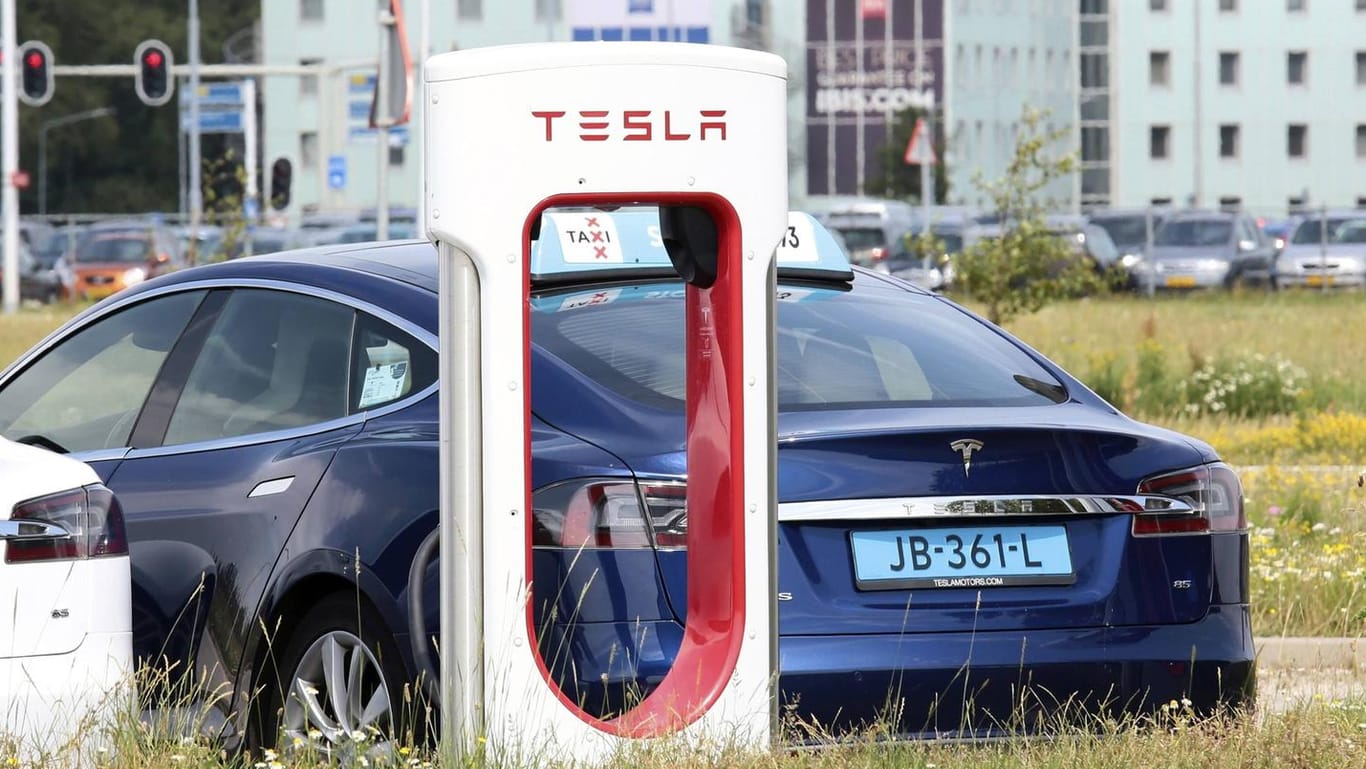 Eine Tesla-Ladestation in Amsterdam: Der E-Autokonzern ist der wertvollste Autobauer der Welt.