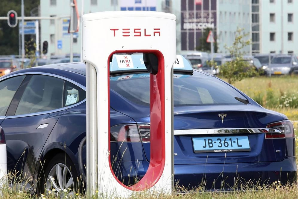 Eine Tesla-Ladestation in Amsterdam: Der E-Autokonzern ist der wertvollste Autobauer der Welt.