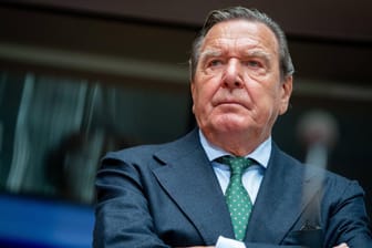 Gerhard Schröder: Der ehemaliger Bundeskanzler wartet auf den Beginn der Anhörung im Wirtschaftsausschuss des Bundestags zum Pipeline-Projekt Nord Stream 2.