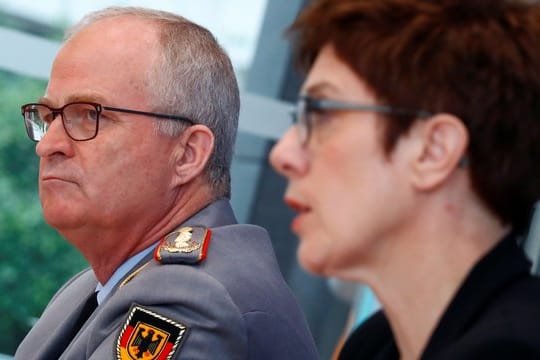 Verteidigungsministerin Annegret Kramp-Karrenbauer (r, CDU) und Eberhard Zorn, Generalinspekteur der Bundeswehr, bei einer Pressekonferenz zur Reform des Kommando Spezialkräfte (KSK).