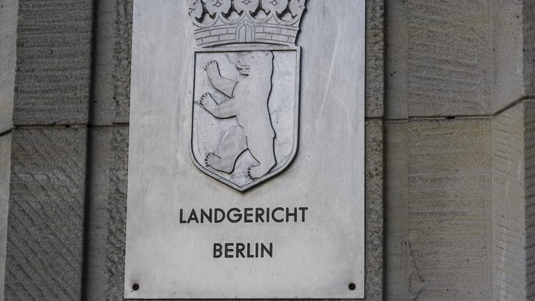 Ein Schild mit der Aufschrift "Landgericht Berlin": Ein 60-Jähriger ist wegen sexuellen Übergriffen auf Neunjährige schuldig gesprochen worden.