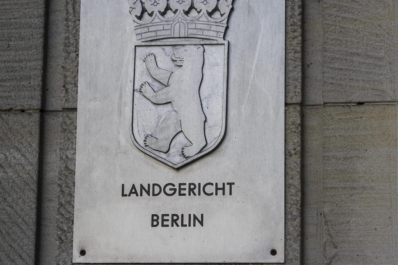 Ein Schild mit der Aufschrift "Landgericht Berlin": Ein 60-Jähriger ist wegen sexuellen Übergriffen auf Neunjährige schuldig gesprochen worden.