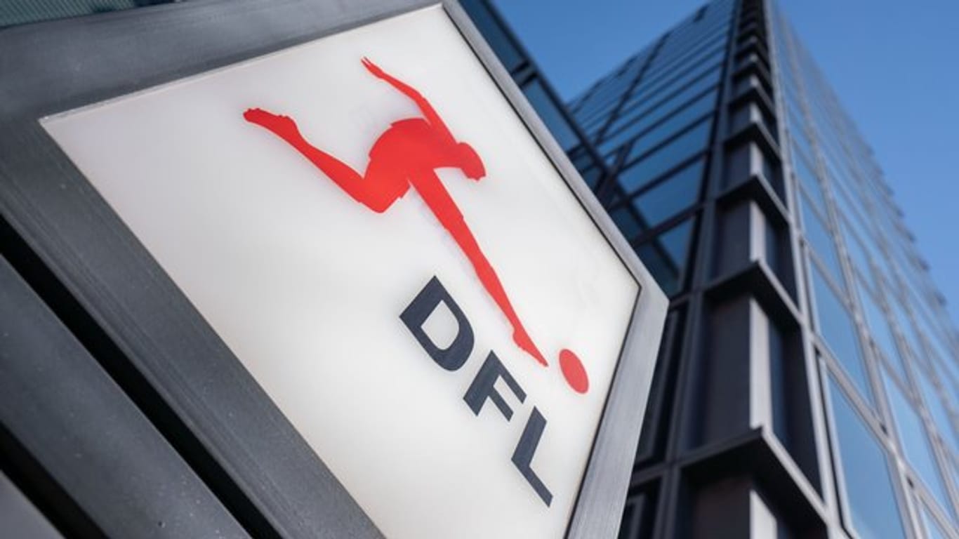 Das Logo der Deutschen Fußball Liga (DFL) am Eingang zur Zentrale in Frankfurt am Main.