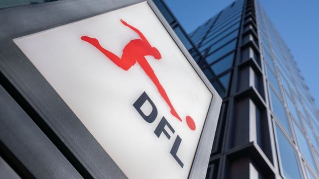 Das Logo der Deutschen Fußball Liga (DFL) am Eingang zur Zentrale in Frankfurt am Main. Das Logo der Deutschen Fußball Liga (DFL) am Eingang zur Zentrale in Frankfurt am Main.
