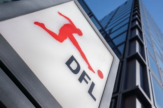 Das Logo der Deutschen Fußball Liga (DFL) am Eingang zur Zentrale in Frankfurt am Main.