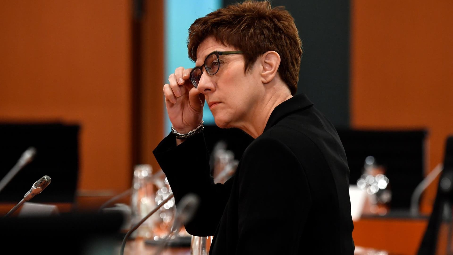 Annegret Kramp-Karrenbauer: Die Verteidigungministerin ist besorgt über die großen Lücken in den Munitions- und Sprengstofflagern des KSK.