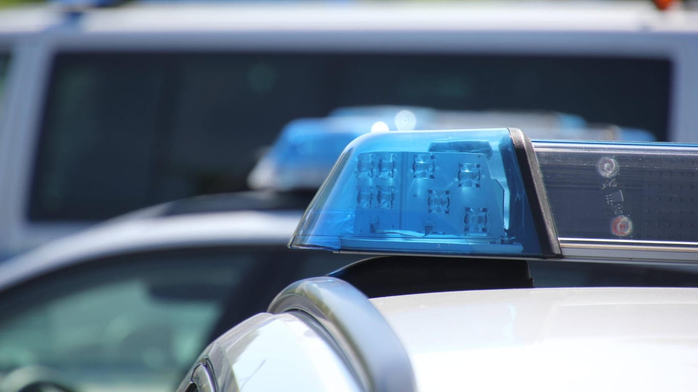 Blaulicht der Polizei (Symbolbild): In Tschechien ist ein Deutscher festgenommen worden, der im Verdacht steht, ein älteres Paar in Bayern getötet zu haben.