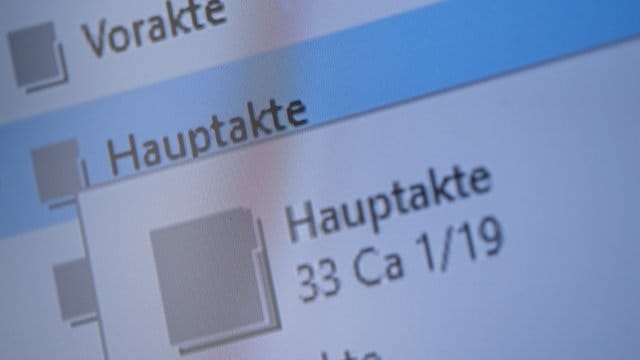 Eine Akte wird elektronisch auf einem Bildschirm angezeigt. Eine Akte wird elektronisch auf einem Bildschirm angezeigt.