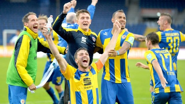 Die Spieler von Eintracht Braunschweig feiern den Aufstieg in die 2. Die Spieler von Eintracht Braunschweig feiern den Aufstieg in die 2.