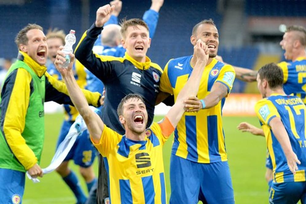 Die Spieler von Eintracht Braunschweig feiern den Aufstieg in die 2.