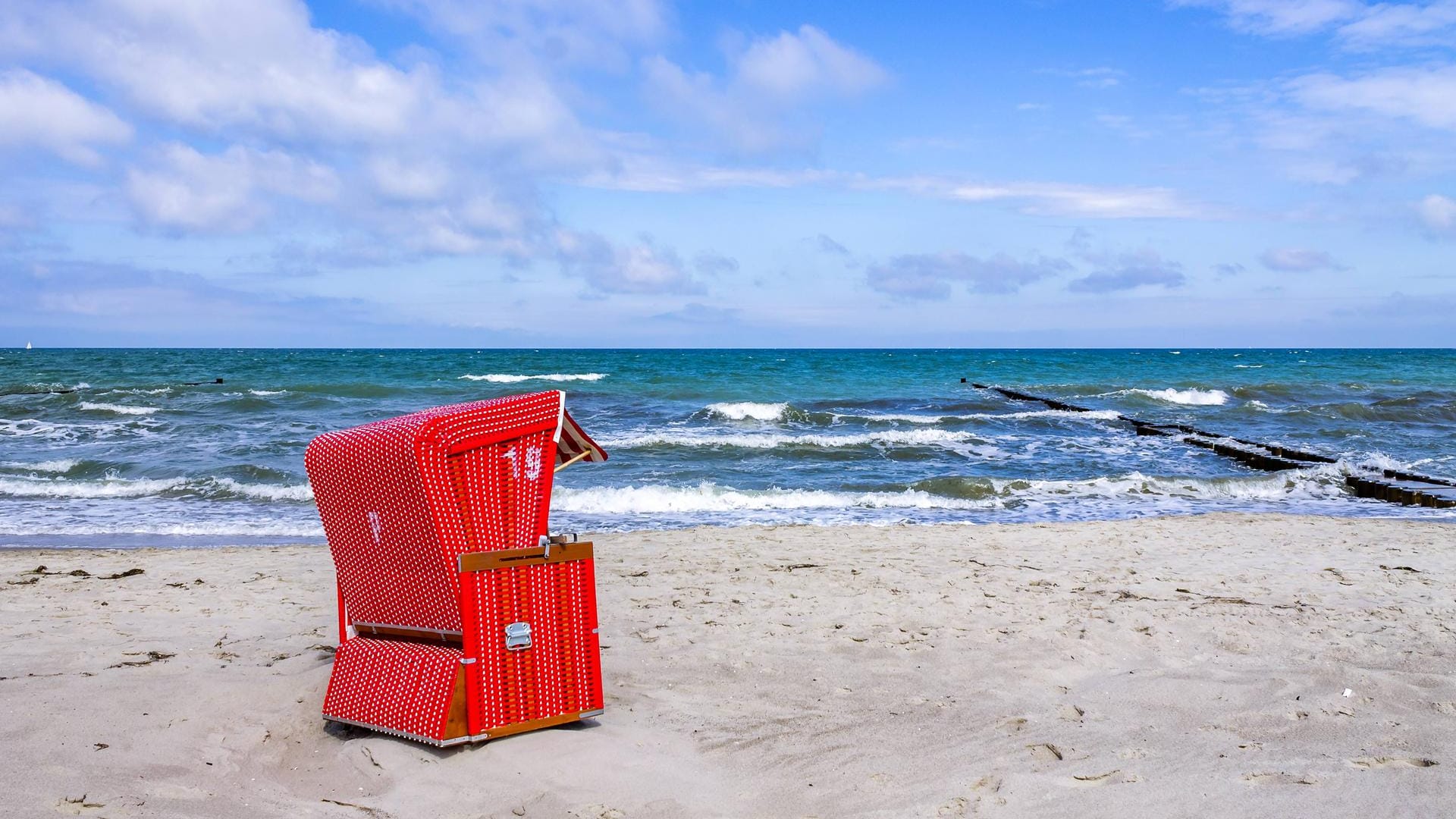 Ein Strand bei Ahrenshoop (Symbolbild): Nachdem ein Mann zwei Kinder vor dem Ertrinken rettete, ertrank er selbst in den Fluten der Ostsee.