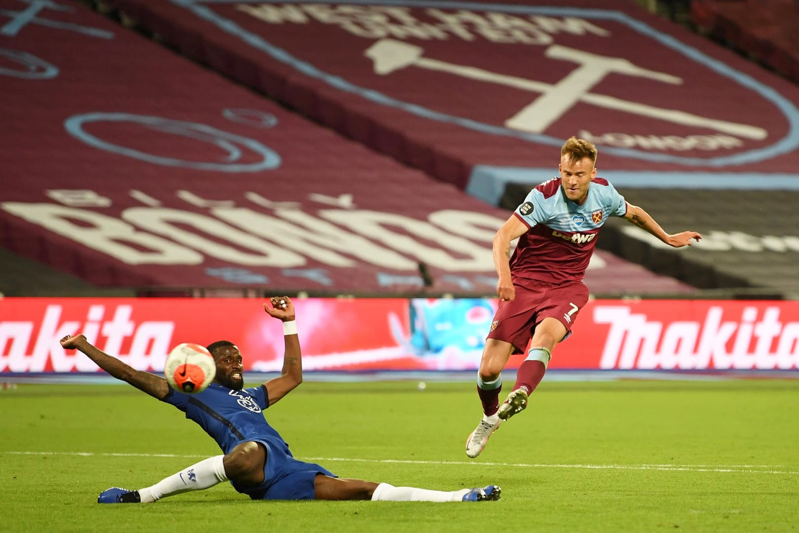 Enges Duell im Olympiastadion von London: Nationalspieler Antonio Rüdiger kann den Ex-Dortmunder Andriy Yarmolenko nicht vom 3:2-Siegtreffer abhalten.