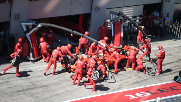 Szene aus dem letzten Jahr: Das Ferrari-Team patzt beim Boxenstopp von Sebastian Vettel.
