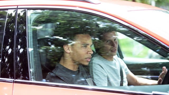 Angekommen in München: Leroy Sané (l) fährt beim FC Bayern vor.