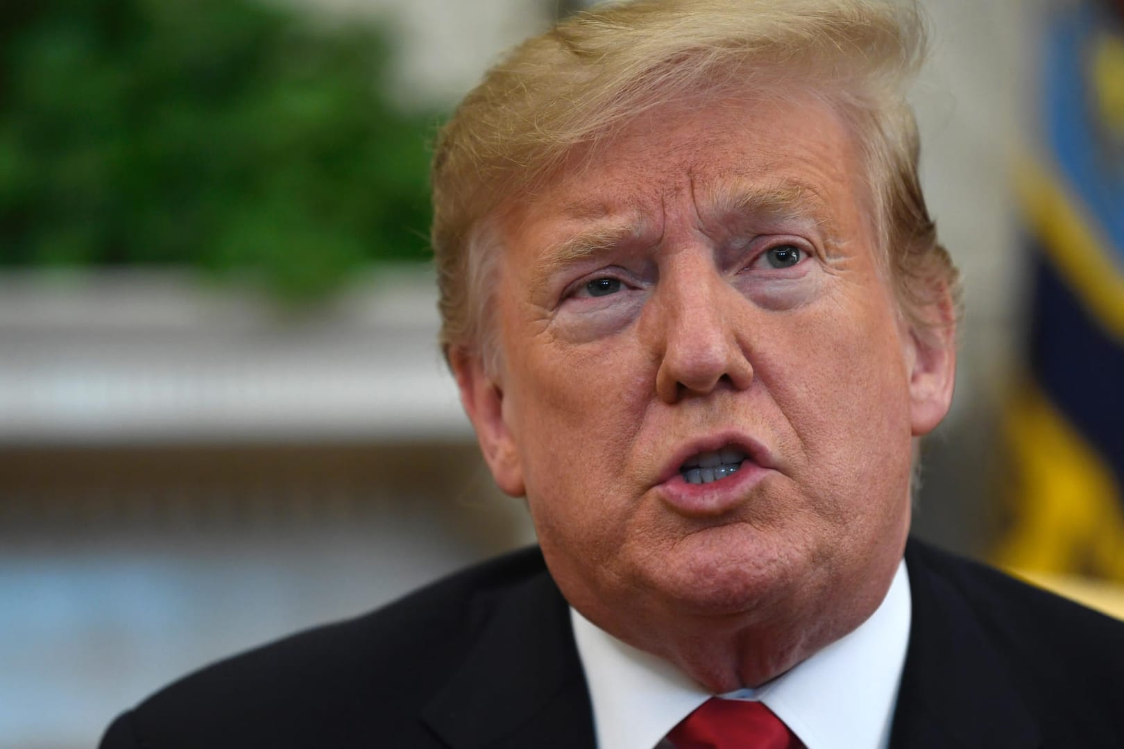 Donald Trump im Oval Office: Virus werde "gewissermaßen einfach wieder verschwinden".