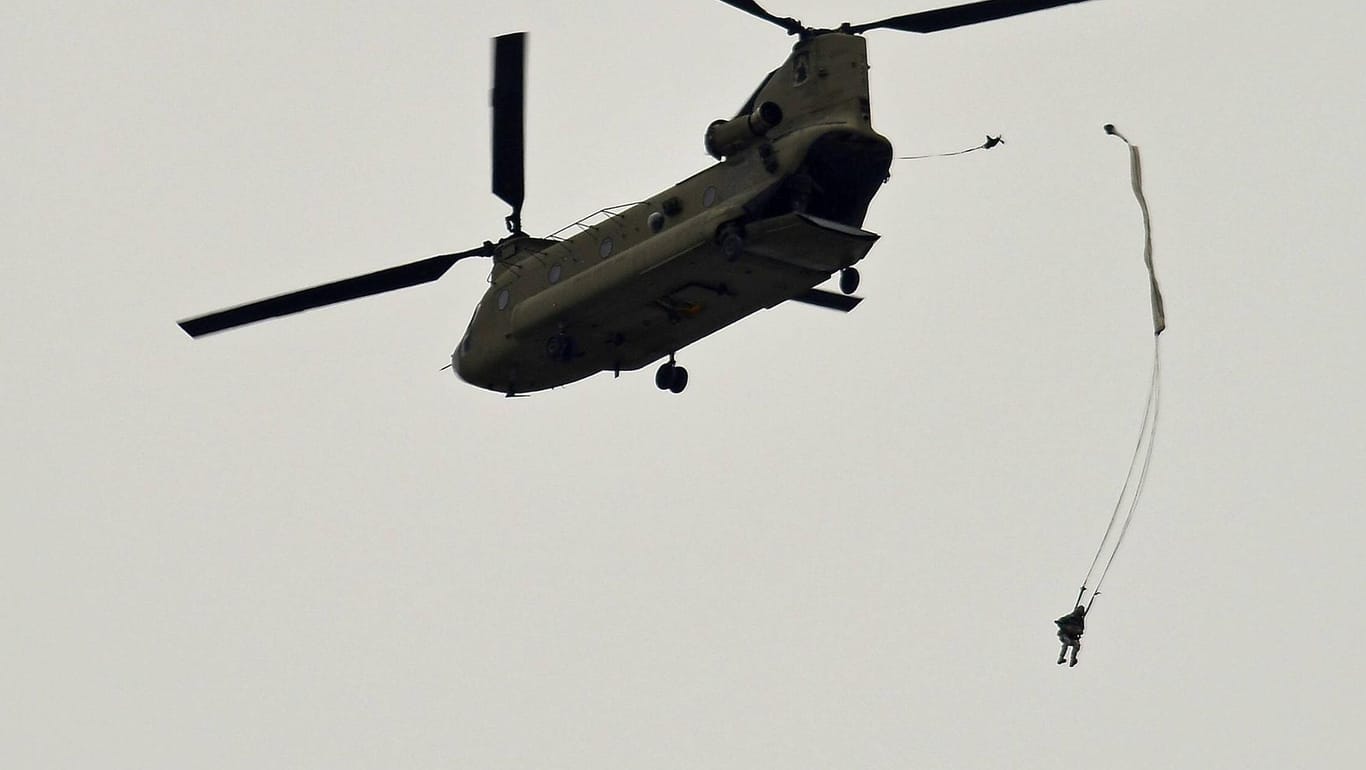 Ein US-Fallschirmspringer bei einer Übung in Grafenwöhr: Auf dem Truppenübungsplatz kam es zu einem Unfall, viele Rettungskräfte waren vor Ort. (Archivbild)