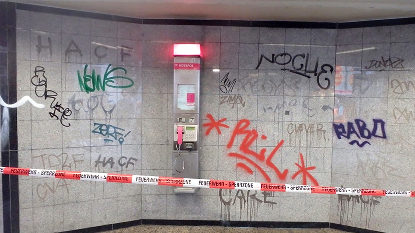 eine beschmierte Bahn-Haltestelle in Köln; Sie wurde mit ätzender Farbe beschädigt.