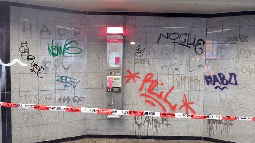 eine beschmierte Bahn-Haltestelle in Köln; Sie wurde mit ätzender Farbe beschädigt. eine beschmierte Bahn-Haltestelle in Köln; Sie wurde mit ätzender Farbe beschädigt.