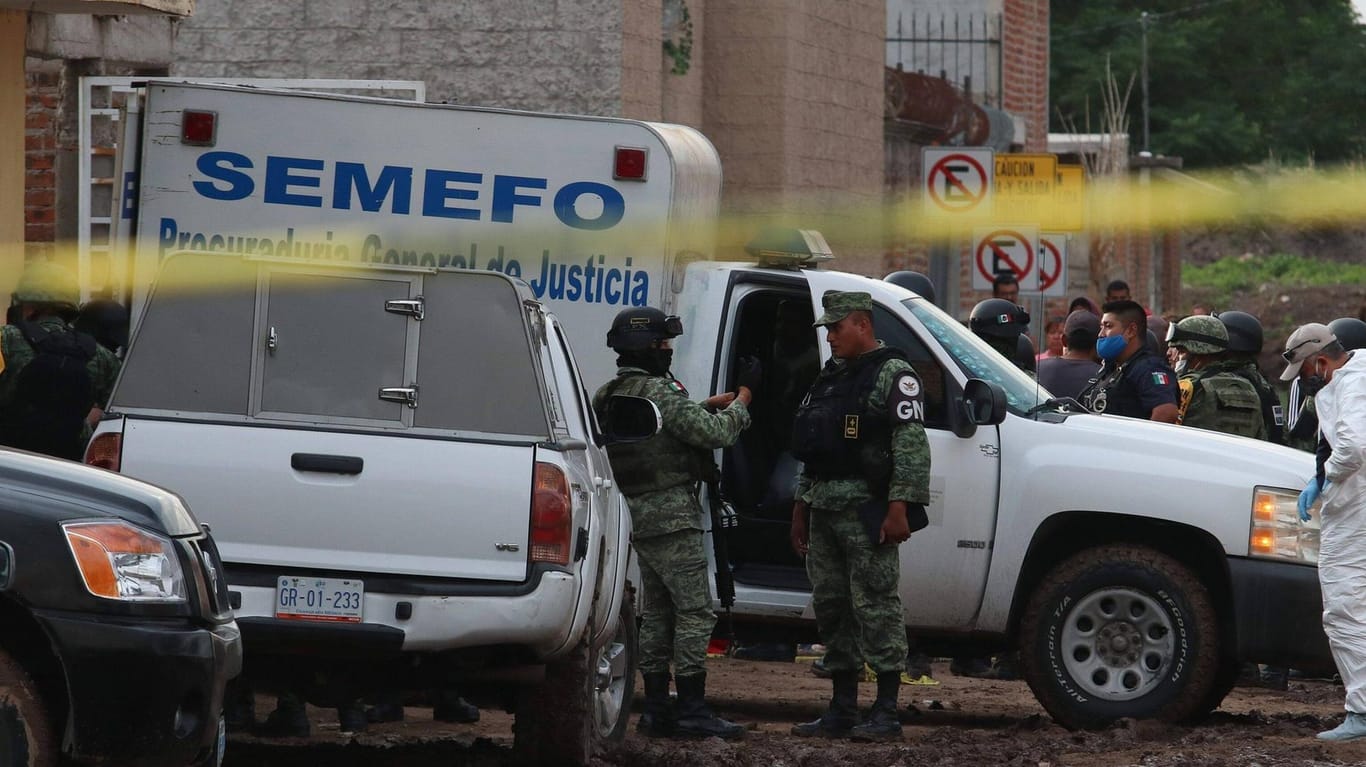 Irapuato: Mitglieder der mexikanischen Nationalgarde stehen vor der Einrichtung, in der eine bewaffnete Gruppe 24 Menschen ermordet hat.