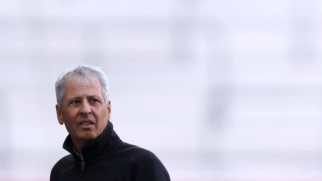 Hält sich mit Kampfansagen in Richtung des FC Bayern zurück: BVB-Coach Lucien Favre. Hält sich mit Kampfansagen in Richtung des FC Bayern zurück: BVB-Coach Lucien Favre.