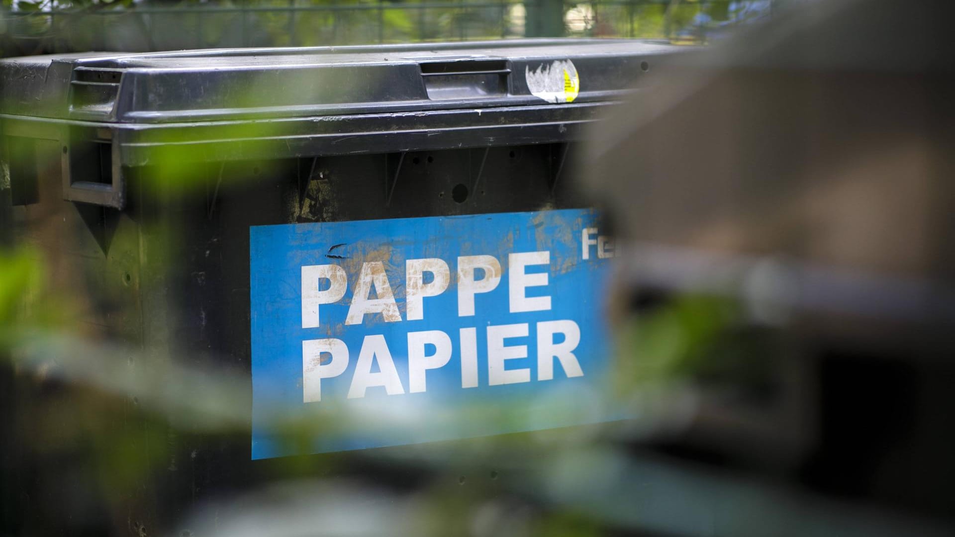 Eine Papiertonne steht in einem Hinterhof (Symbolbild): Ein mutmaßlicher Einbrecher hatte sich dort vor der Polizei versteckt. Eine Papiertonne steht in einem Hinterhof (Symbolbild): Ein mutmaßlicher Einbrecher hatte sich dort vor der Polizei versteckt.
