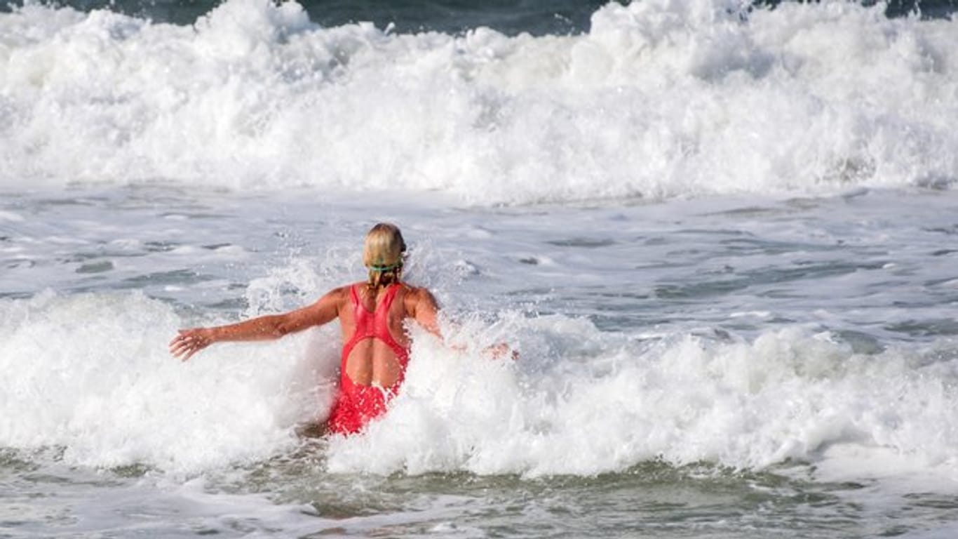 In die Wellen zu springen, macht Spaß - im Meer lauern aber auch gefährliche Strömungen.