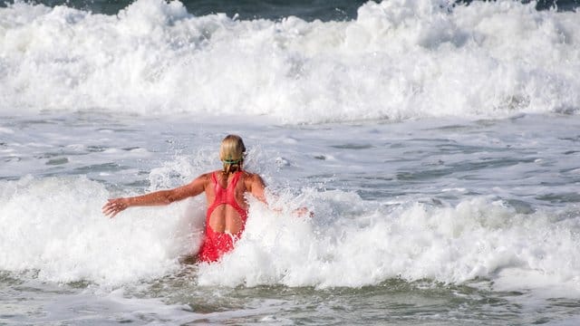 In die Wellen zu springen, macht Spaß - im Meer lauern aber auch gefährliche Strömungen. In die Wellen zu springen, macht Spaß - im Meer lauern aber auch gefährliche Strömungen.