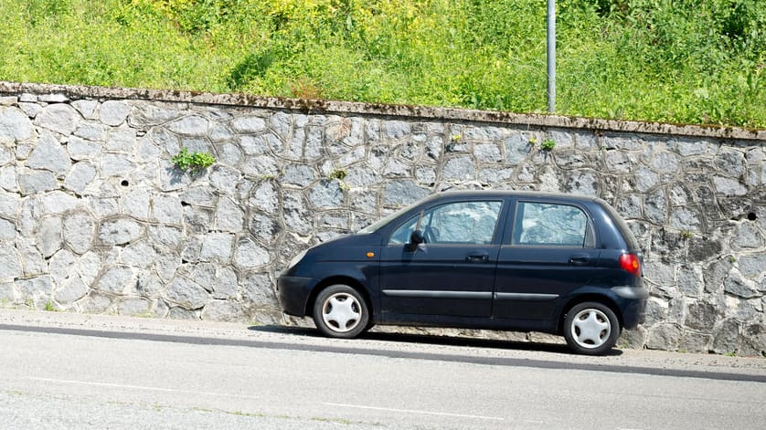 Parken am Hang: Worauf kommt es bei der Sicherung an?