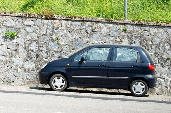 Parken am Hang: Worauf kommt es bei der Sicherung an?