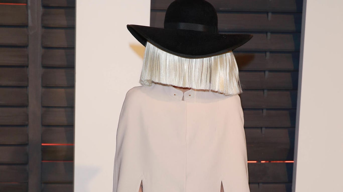 Sia: Die Sängerin versteckt ihr Gesicht bei öffentlichen Auftritten meistens unter einer Perücke.