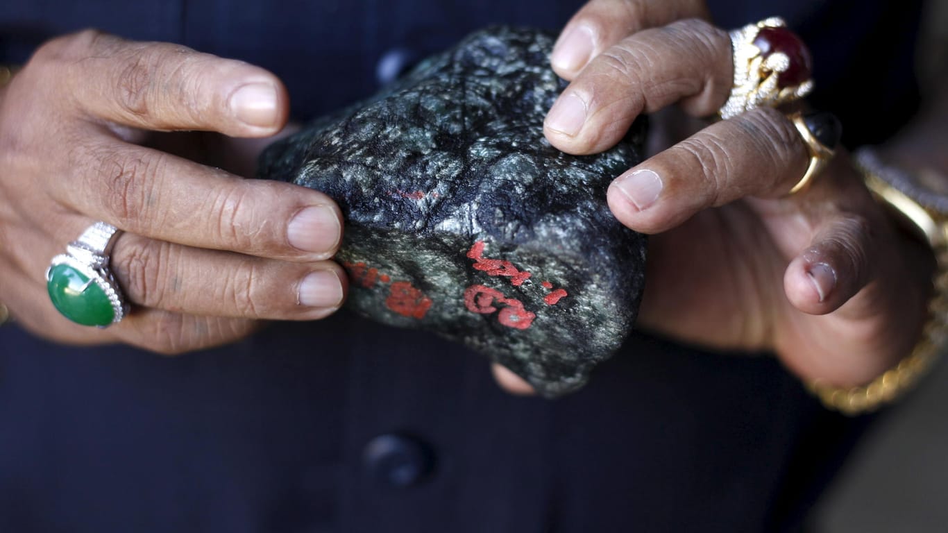 Jade-Stein aus Hpakant: Der Schmuckstein ist vor allem in China sehr beliebt. Ihm werden heilende Kräfte nachgesagt.