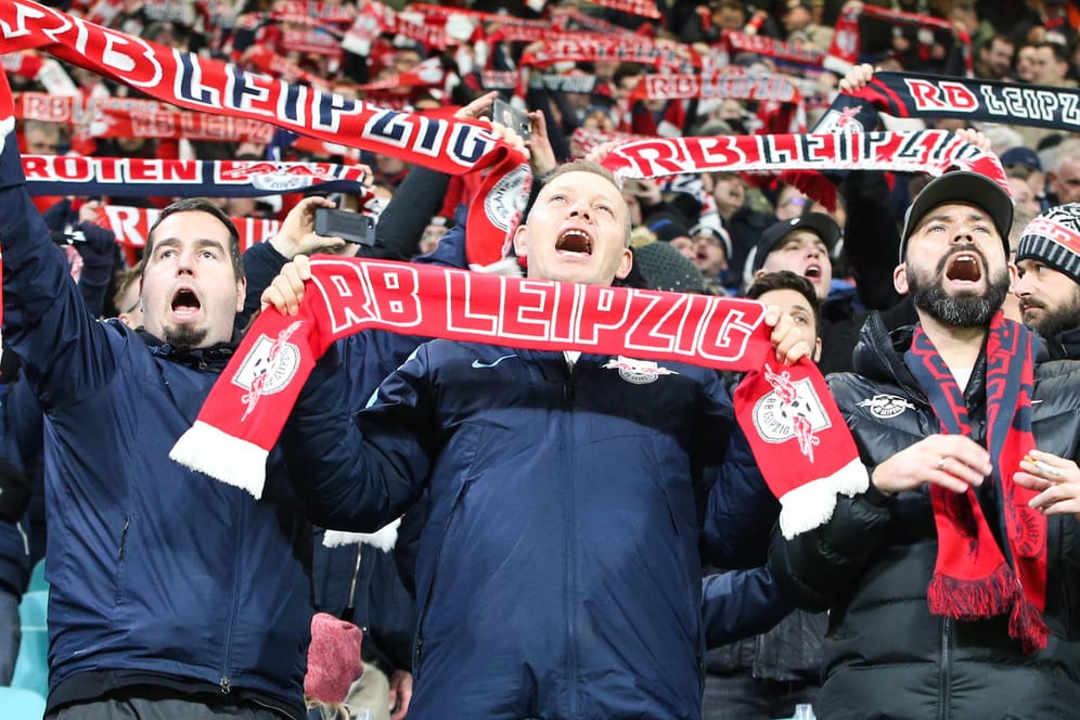 RB-Leipzig-Fans im Stadion: Dicht an dicht gibt es vorerst noch nicht, aber zumindest sollen die ersten Fans bald in die Stadien zurückkehren dürfen.
