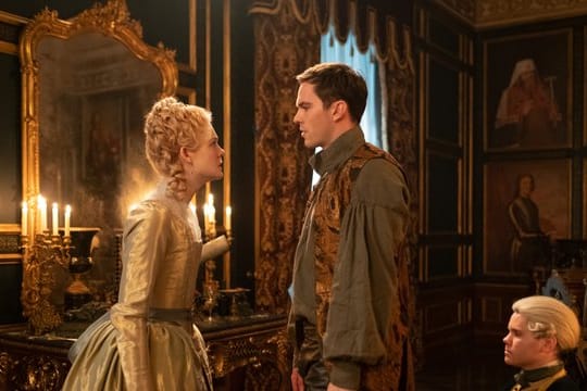 Der Kaiser von Russland (Nicholas Hoult) und die junge Katharina aus Stettin (Elle Fanning).