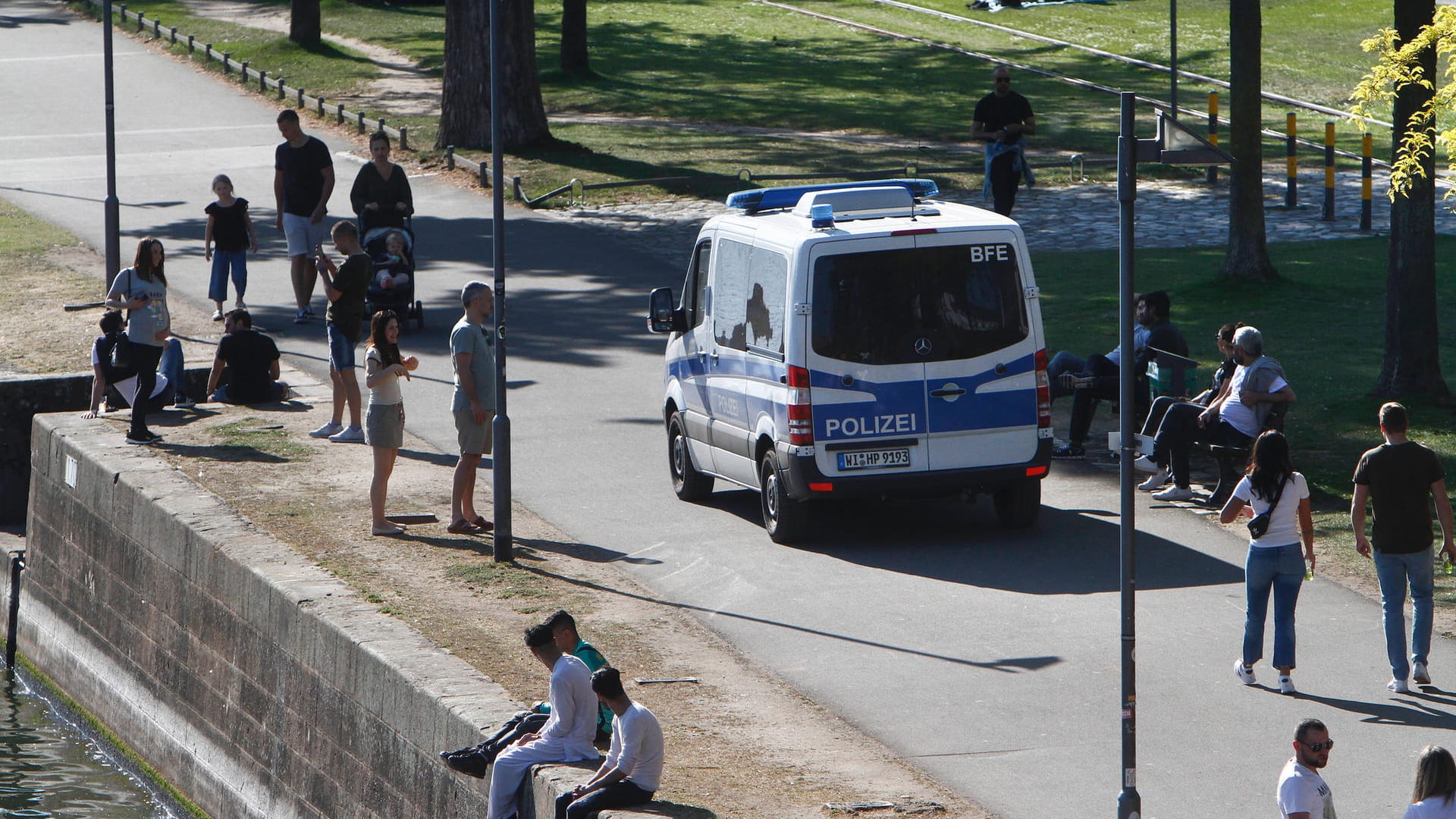 Eine Polizeistreife kontrollierte die Einhaltung der Kontaktverbote sowie Mindestabstände am Mainufer in Frankfurt: Im April und Mai verhängte das Ordnungsamt knapp 1.780 Bußgeldbescheide.